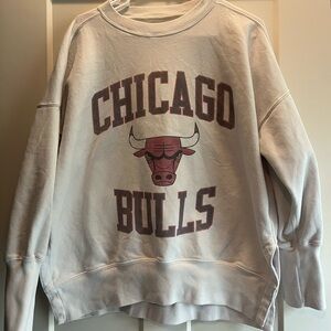 Abercrombie & Fitch Cream Chicago Bulls Sweatshirt